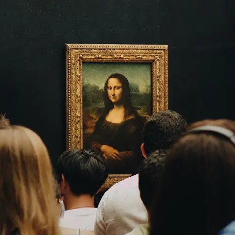 Crowd staring at painting of Mona Lisa